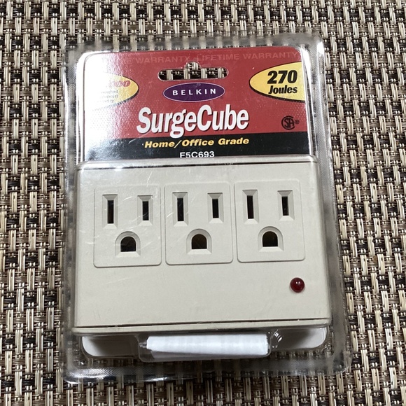 Belkin SurgeCube 270 joules Home/Office Grade F5C693 New - Picture 2 of 8